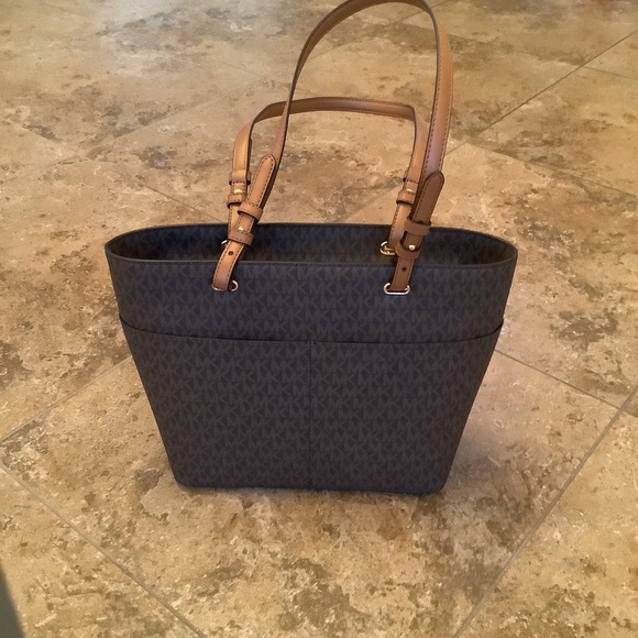 Lady’s MK purse tote - Picture 3 of 4